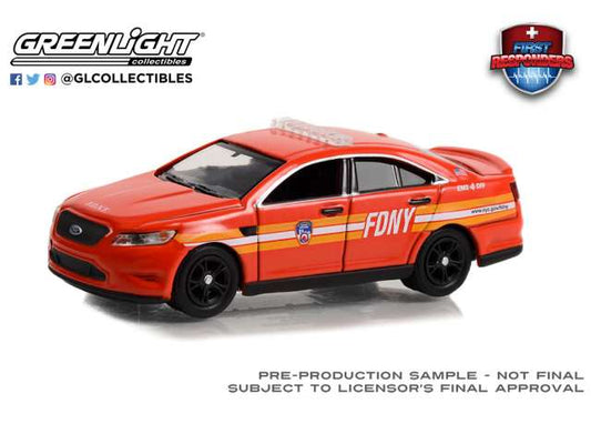 1/64 2016 Ford Police Interceptor Sedan FDNY The Official Fire Department City of New York EMS Division 4 *First Responders Series 1*, red/yellow