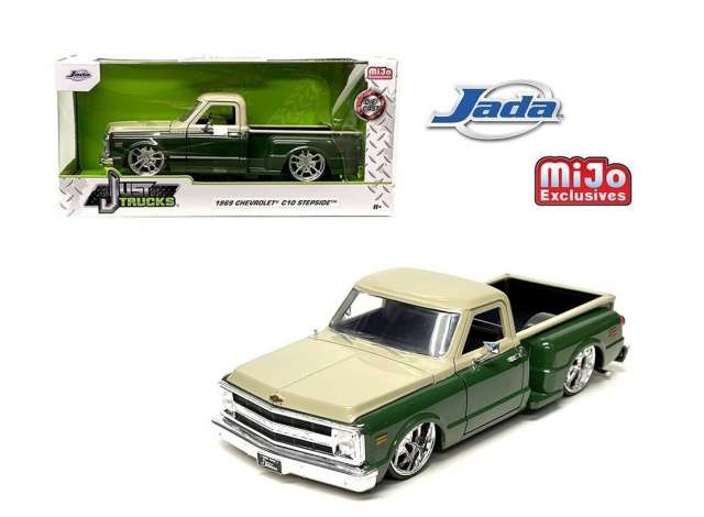 1/24 1969 Chevrolet C10 pick-up, 2-tone green/cream